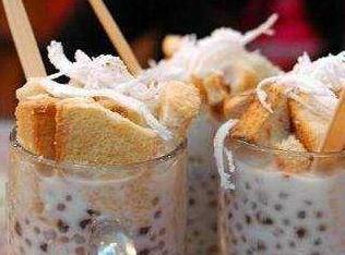 想去云南昆明游玩，可以推薦一些當(dāng)?shù)氐拿朗硢幔?></a></p>

<p>泡魯達(dá)泡魯達(dá)是一道緬甸和泰國一帶非常有名的甜品，說是正宗的泡魯達(dá)配料多達(dá)十二種，但是必要的步驟說來也簡單，就是西米露、緬甸煉奶和牛奶的混合物泡上烤過的面包條，撒上新鮮椰絲而成。喝前攪拌均勻，讓面包條吸入汁液變得更加香甜，同時(shí)要趕在汁水被面包吸光之前狠嘬兩口——這資源的分布下永遠(yuǎn)藏著一個(gè)吃貨的矛盾哲學(xué)。</p>
<p><a href=