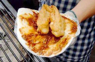 想去云南昆明游玩，可以推薦一些當(dāng)?shù)氐拿朗硢幔?></a></p>

<p>“燒餌塊”餌塊剛拿出來的時(shí)候是硬硬的一片，微微炙烤之后從中間隆起一個(gè)大泡兒，翻過面來再烤上幾秒就大功告成了！烤好的餌塊中間涂上花生醬或者辣味的腐乳醬，卷上土豆絲、火腿腸、油條和煎蛋就可以開吃。按理說燒餌塊起源于大理，但是上次在大理游玩卻鮮有看到，滿街的乳扇倒是更受歡迎。昆明的餌塊在早點(diǎn)時(shí)分是隨處可見的，最有名的是“英鳳燒餌塊”，但是不知是加盟店還是分店太多，也是很難分清哪家最好吃了。作為一個(gè)省會(huì)城市，昆明承載了整個(gè)云南的飲食文化。（記得多多關(guān)注我哦，各種美味分享）</p>  </div>
  <div   id=